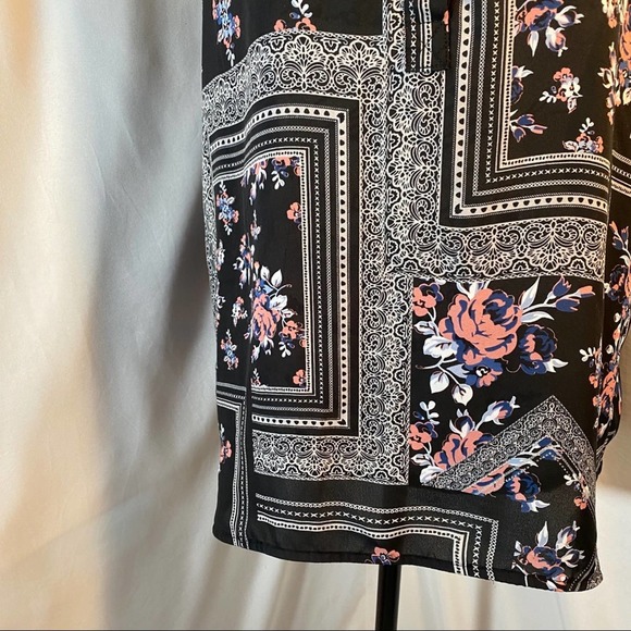 Violet & Claire Scooped Neck Half Button Down Floral Print Blouse Sz L - Picture 5 of 8